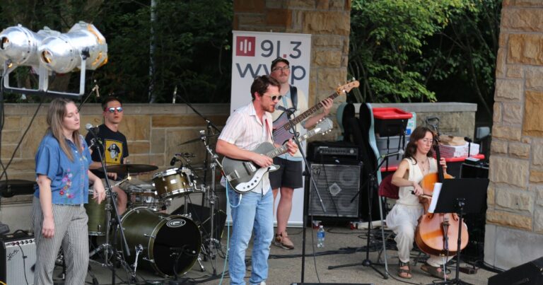 모두 함께 : 피츠버그 음악 축제 이민자 재 정착 그룹을 돕기위한
    


