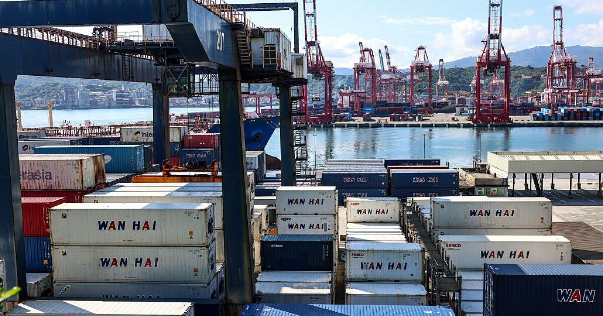 백악관은 수십 개국에 대한 새로운 관세율과 새로운 날짜를 설정합니다.