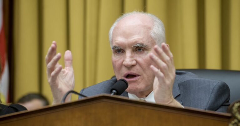 부인의 주식 구매 조사 후 하원 윤리 패널에 의해 징계 한 Mike Kelly 대표
    


