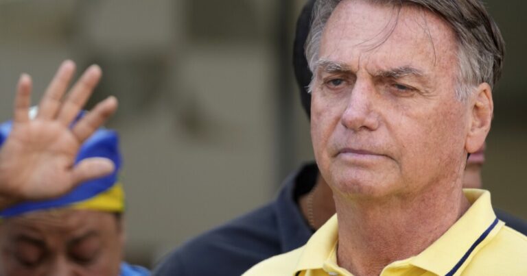 브라질 경찰은 전직 대통령 볼소 나로가 아르헨티나로 도망 쳤다고 말했습니다.
    


