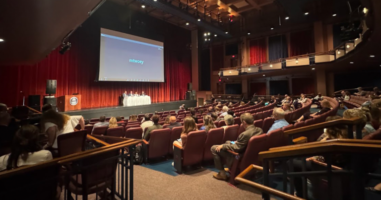 브래드 포드 서밋 (Bradford Summit)의 지역 및 주 지도자 농촌 건강 관리 감소를 보존하는 방법을 고려하십시오.
    


