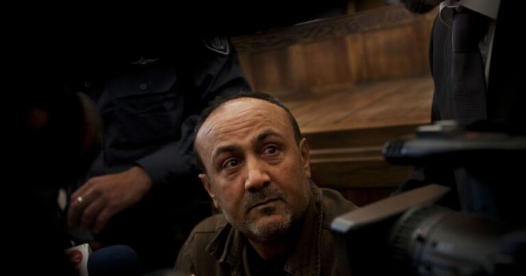 비디오 쇼는 몇 년 만에 처음으로 팔레스타인 죄수를 보여줍니다.
    


