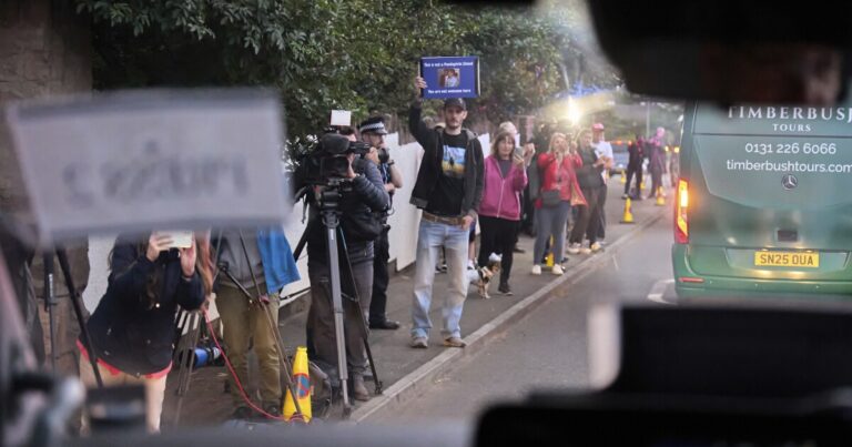 '스코틀랜드는 이미 훌륭합니다.' 시위대는 골프 여행에서 트럼프를 트럼프합니다
    



