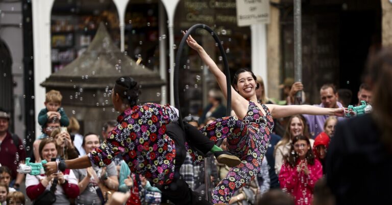 에든버러의 프린지가 여전히 프린지입니까, 아니면 주류가 사라 졌습니까?
    


