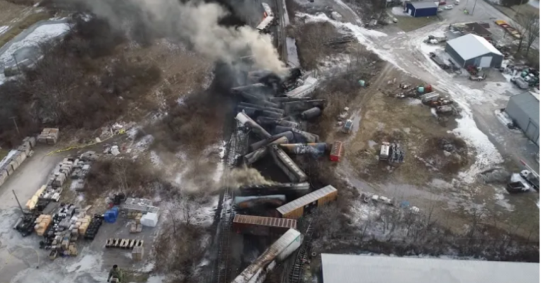 연방 안전 기관이 규제 완화를 요구함에 따라 Deluzio는 철도 안전을 계속 추진합니다.
    


