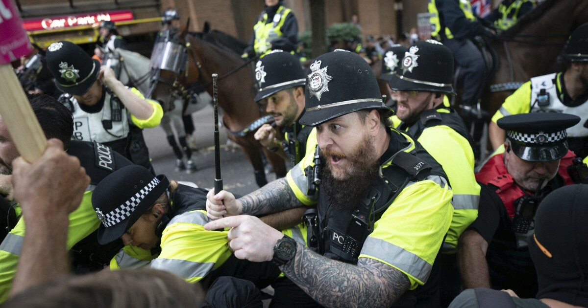 영국 이민 시위는 정부가 대응하기 위해 스크램블함에 따라 화난 대결을 불러 일으 킵니다.