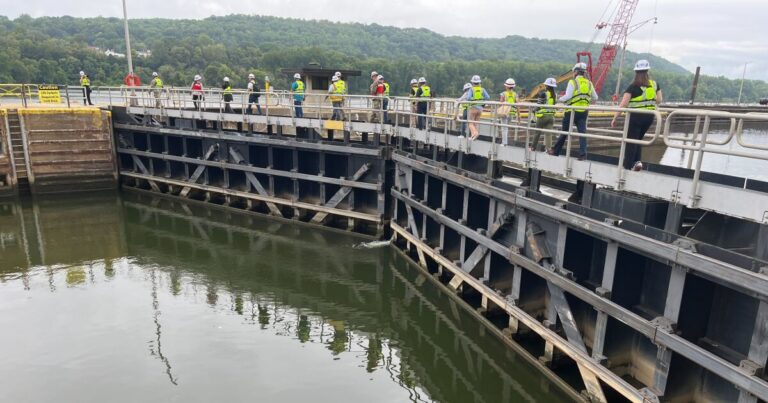오하이오 강에서 용량을 '두 배'하기 위해 16 억 달러의 몽고메리 잠금 프로젝트가 진행 중입니다.
    


