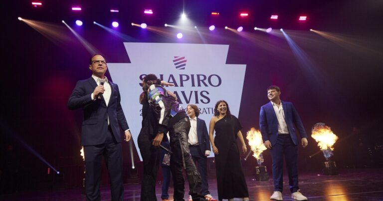 우리는 마침내 Josh Shapiro의 취임식 축하 행사에 누가 지불했는지 알 수 있습니다 (Kinda)
    


