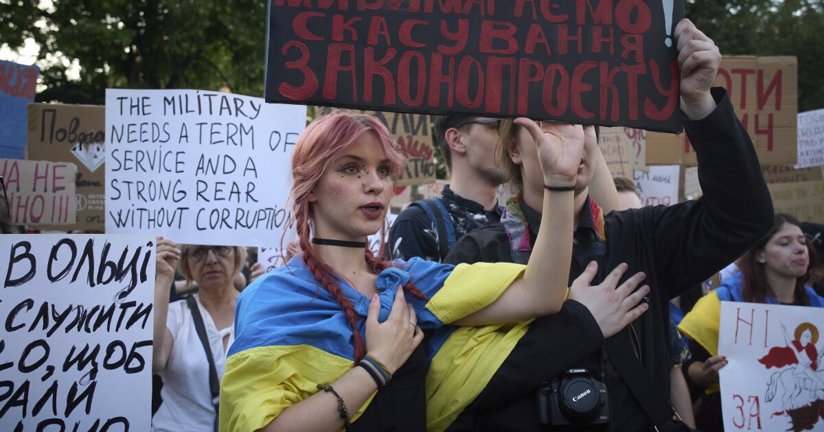 우크라이나는 반발에 따라 이식 방지 감시자의 독립성을 복원하는 법을 승인합니다.