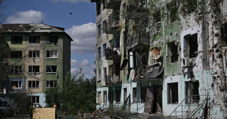 우크라이나에서의 싸움은 서밋을 앞두고 확대됩니다. 그리고 트럼프는 케네디 센터 갈라를 주최합니다
    


