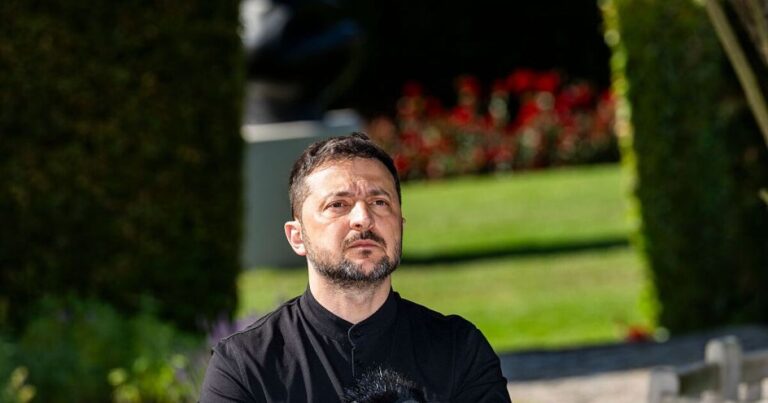 우크라이나의 Zelenskyy는 서밋이 다가 오면서 러시아에 땅을주지 않을 것이라고 말했다.
    


