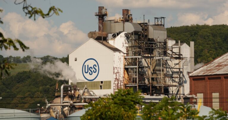 월요일 폭발의 사이트 인 Clairton Coke Works는 문제의 역사를 가지고 있습니다.
    


