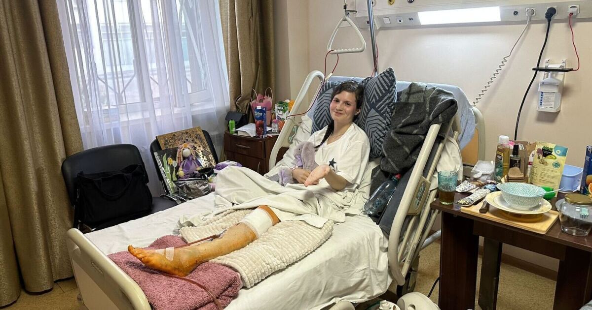 이 Kyiv 여자는 러시아 미사일 공격 중에 집에서 9 층짜리 가을에 살아 남았습니다.