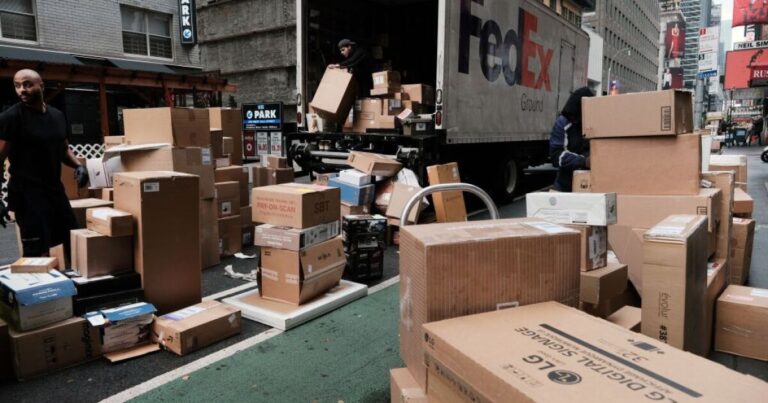 이 규칙은 많은 온라인 구매를 미국 소비자에게 저렴하게 만들었습니다. 이제 끝입니다
    


