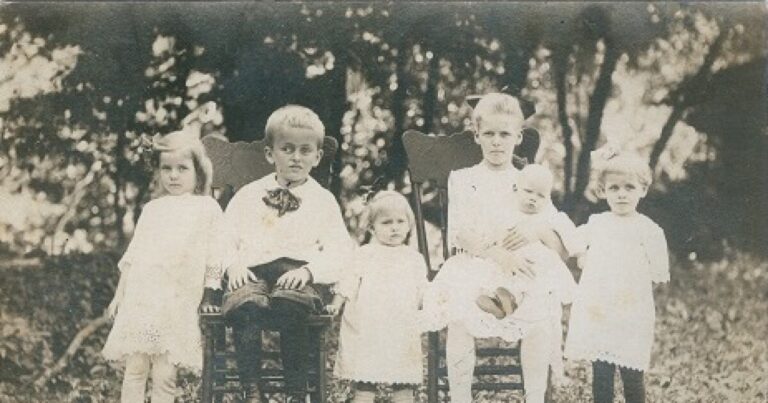 '이것은 내 사촌': Beaver County Man 's Genealogy 사이트는 대가족의 수천을 연결합니다.
    


