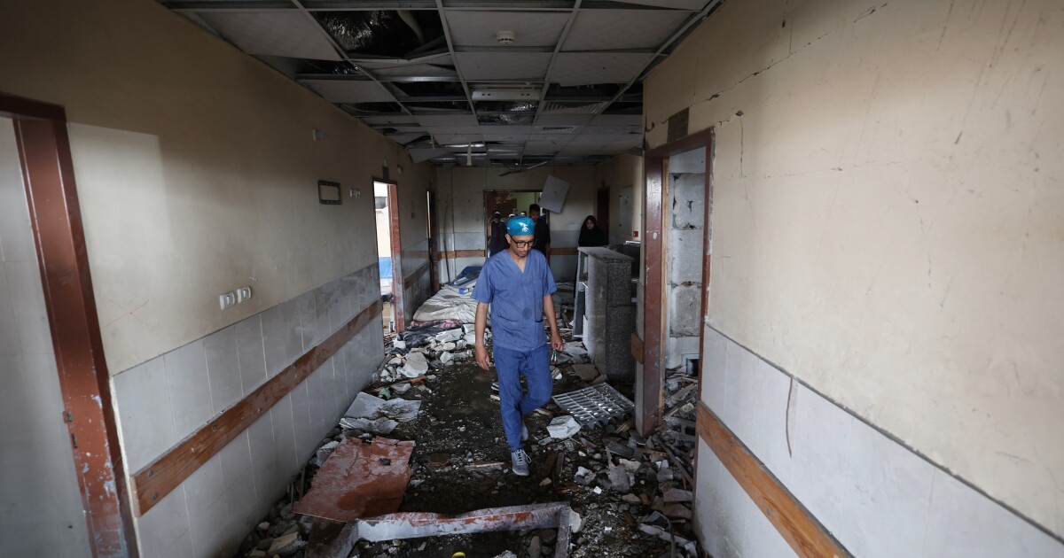 이스라엘은 가자에서 자원 봉사를 원하는 외국 의사를 점점 더 많이 바