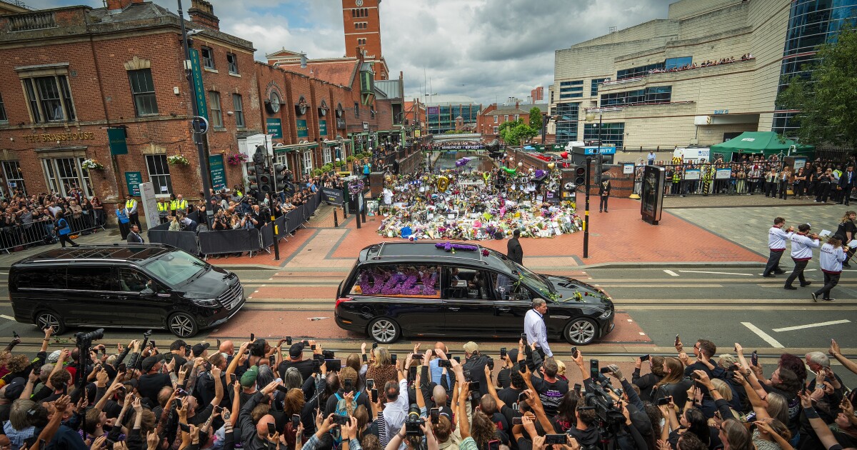 잉글랜드 버밍엄은 자체로 만든 중금속 영웅 인 오지 오스본에게 작별 인사를합니다.