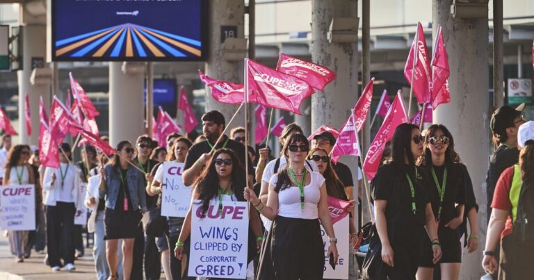 정부 부대 에어 캐나다 승무원은 직장으로 돌아와 중재로 돌아갑니다.
    


