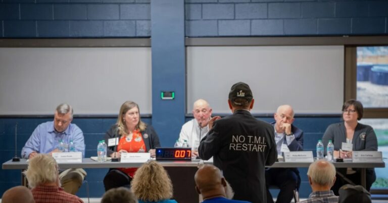 지역 주민들은 3 마일 섬 원자로를 다시 시작하여 연준을 다시 밀어 넣습니다.
    


