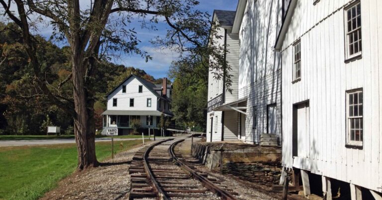 철도는 PA를 건설하는 데 도움이되었습니다.이 기차 애호가와 박물관은 역사적인 트랙을 유지하고 있습니다.
    


