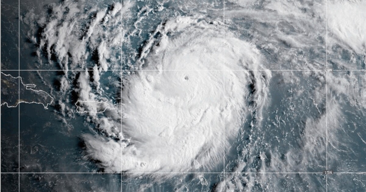 카테고리 4 허리케인 에린은 카리브해 북부 섬을지나갑니다