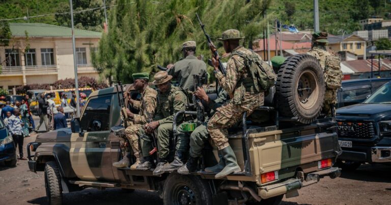 콩고 동부의 학살은 미국 중재 평화 거래에 의문을 제기했습니다.
    


