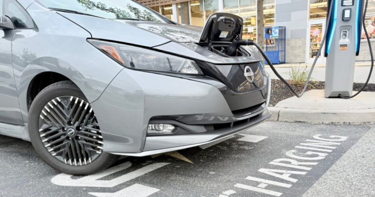 트럼프 행정부는 전기 자동차 충전기에 대한 Biden 시대의 자금을 마지 못해 재개합니다.
    


