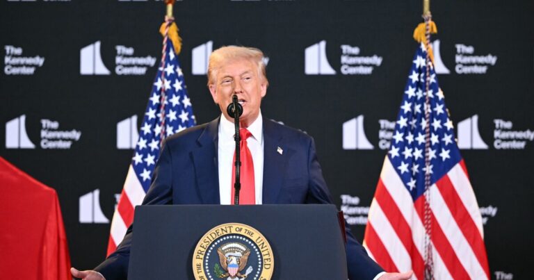 트럼프는 미국 기업의 나사를 조이고 있습니다.
    


