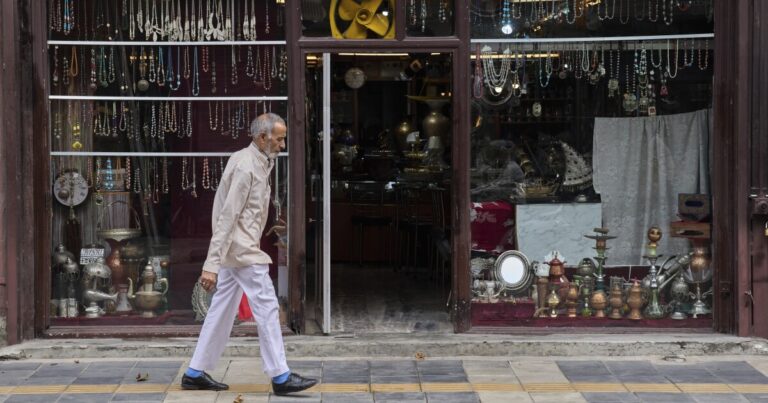 트럼프는 인도의 관세를 두 배로 늘리고 오랜 유대 관계를 위태롭게한다
    


