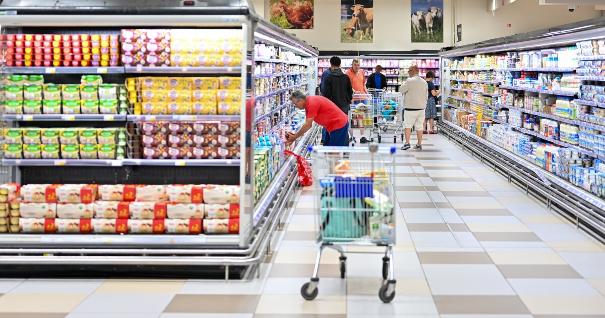 트럼프의 높은 관세가 오늘날에 적용됩니다. 그리고 상사는 포트 스튜어트에서 화재를 일으켰습니다