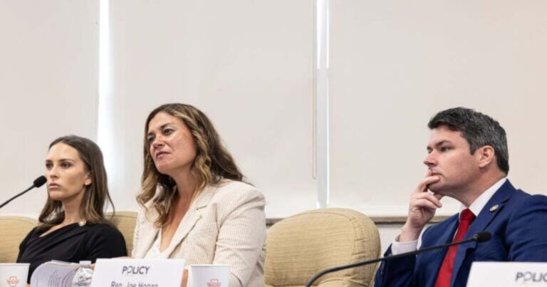 펜실베니아 의원들은 육아가 무너졌지만 고치는 방법에 동의하지 않는다고 말합니다.
    


