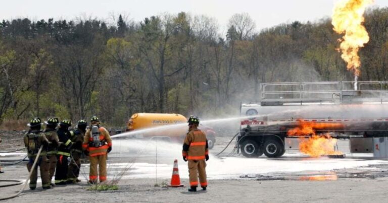 펜실베이니아 주민, 소방관은 독성 소방 거품을 금지하기위한 법안을지지합니다.
    


