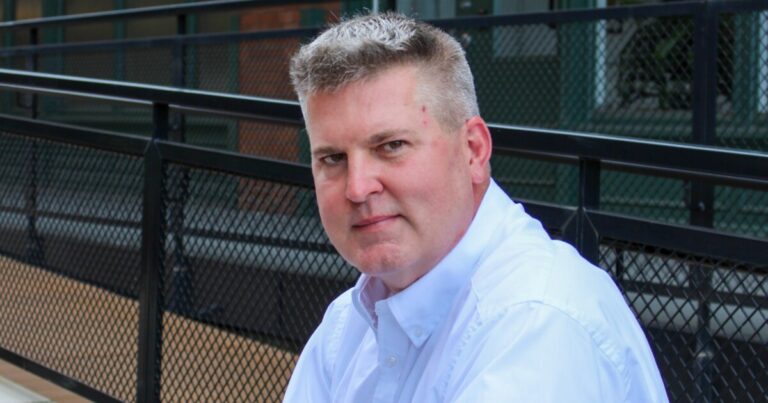 피츠버그 GOP위원회 위원장 토드 맥콜 룸 (Todd McCollum)은 카운티 협의회 특별 선거에서 선발되었습니다.
    


