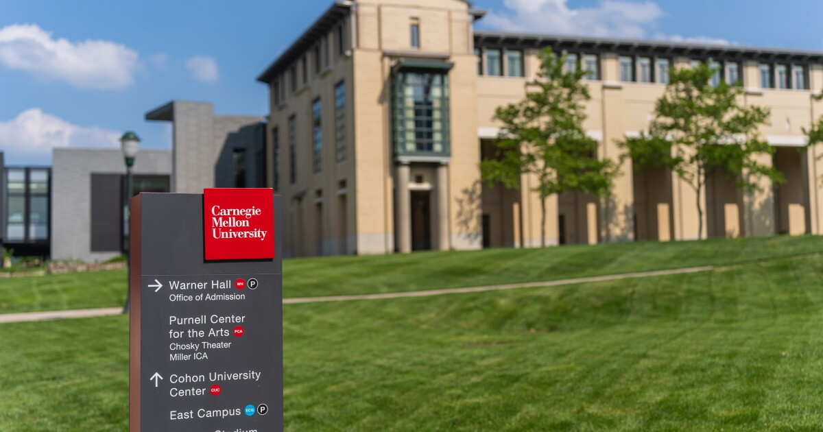 피츠버그 대학교는 등록이 증가한 것을보고 있지만 일부는 새로운 도전에 직면 해 있습니다.