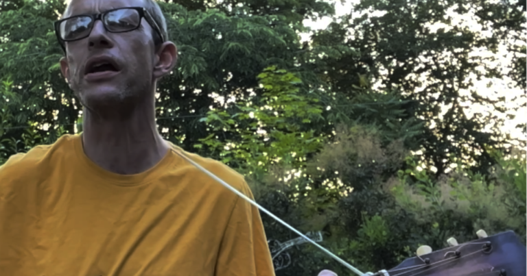 피츠버그 뮤지션의 공물은 Shel Silverstein의 노래를 존중합니다
    


