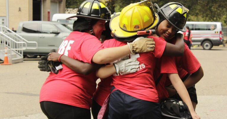 피츠버그 소방국에서 소방에 대한 학생들의 관심
    


