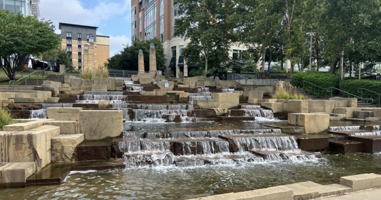 피츠버그는 화요일-웨드 즈 닝 데이에 5 개의 냉각 센터를 열 예정입니다.
    


