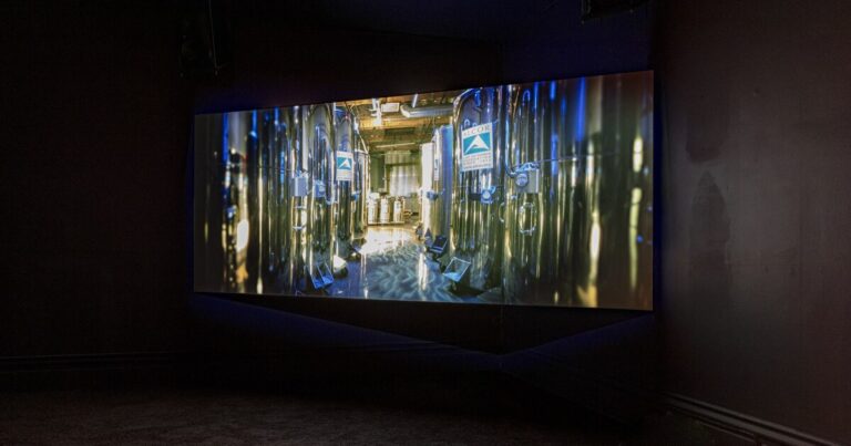 피츠버그의 매트리스 공장에서 뉴 아트 설치에 '타임 파리'
    


