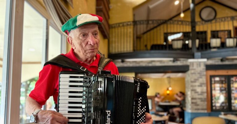 피츠버그의 아코디언 맨 : 85, 법적 맹인 및 1,000 송 레퍼토리
    


