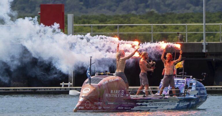 139 일 : 3 Scottish Brothers는 태평양에서 가장 빠른 행을 기록한 기록을 세웠습니다.
    


