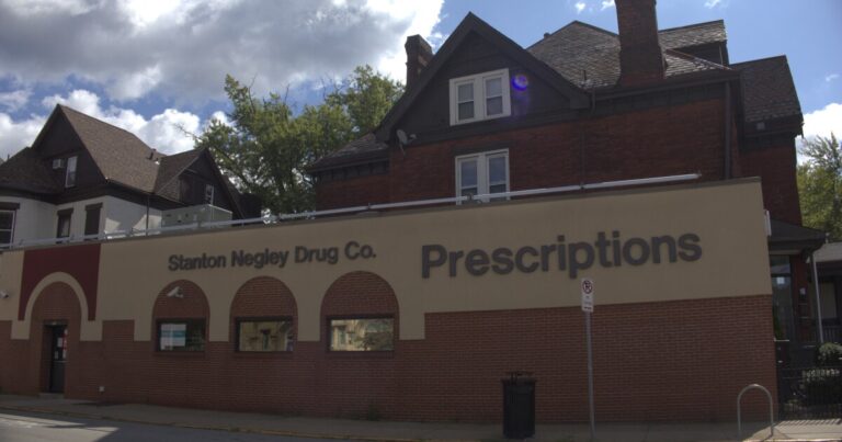 Highland Park에있는 세기의 약국 Stanton Negley Drug Company는 문을 닫습니다.
    


