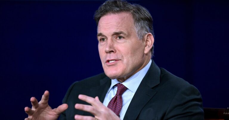 McCormick은 트럼프 부대 배치를 찬양하고 시청에서 AI '파괴'를 인정합니다.
    


