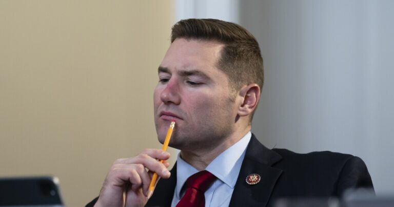 Pa. Rep. Reschenthaler는 기간 제한의 과거 지원에서 멀어집니다.
    


