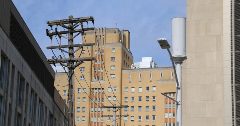 Shapiro는 지역 전기 그리드를 떠나는 펜실베니아는 여전히 테이블 위에 있다고 말합니다.
    


