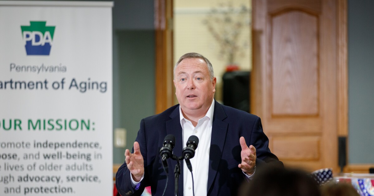 WhistleBlower는 샤피로 관리자가 노인 학대 시스템 실패에 대한 경보를 제기 한 후 보복했다고 말합니다.