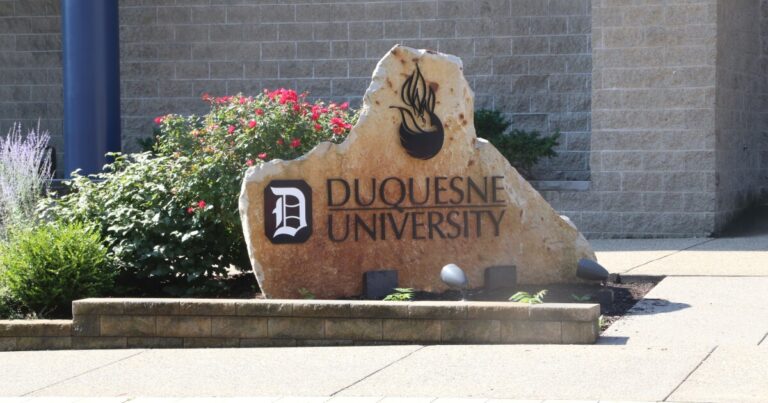 동문의 새 책 세부 사항 Ashes에서 National Champions까지 Duquesne Football의 Rise of Duquesne Football
    


