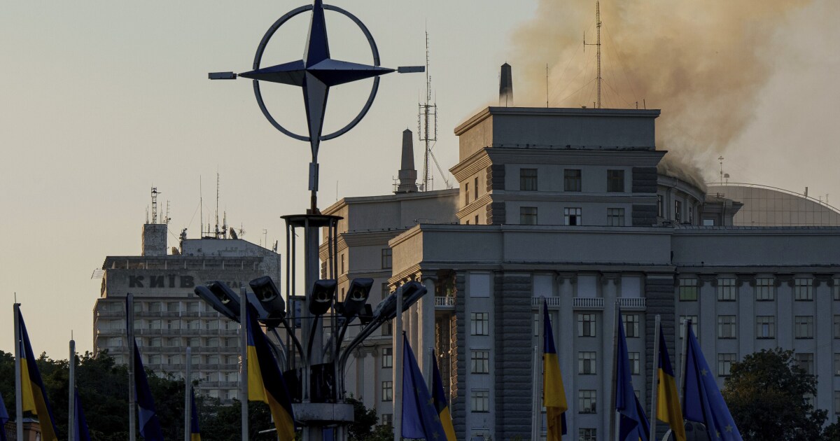 러시아는 800 개가 넘는 드론과 미끼로 우크라이나를 공격합니다. 전쟁에서 가장 큰 공격