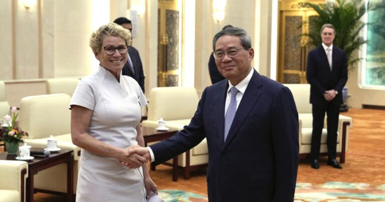 미국 의원들은 드문 중국 방문에서 군사 대화를 추진합니다.
    


