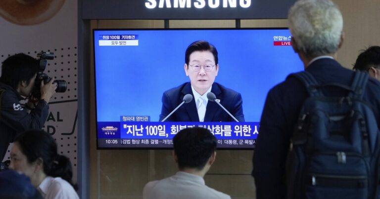 미국 이민 공습으로 체포 된 수백 명의 한국인들이 집으로 보내지고 있습니다.
    


