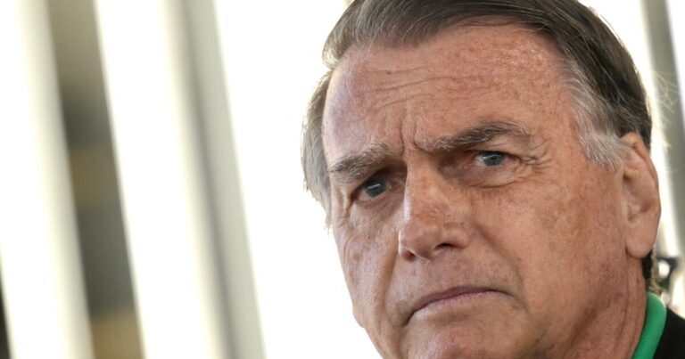 브라질의 전 대통령 볼소 나로 (Bolsonaro)는 27 년 쿠데타로 선고
    


